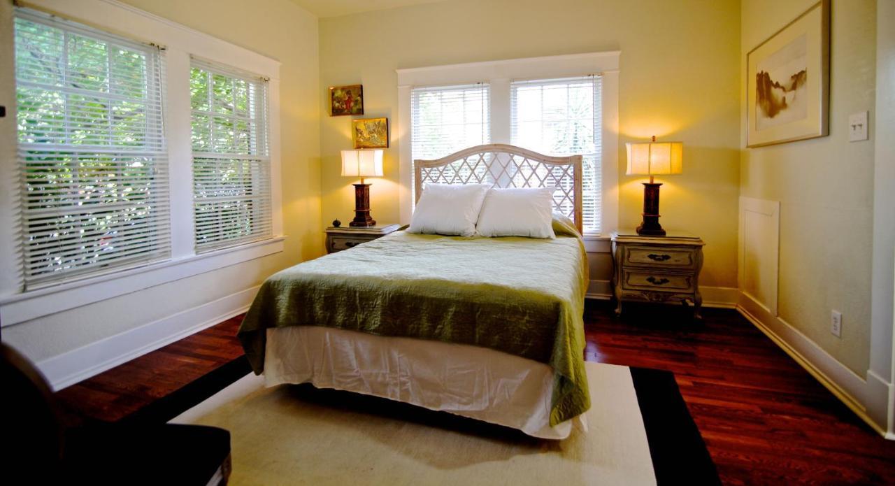 Apartment Refuge In The Heart Of Montrose Houston